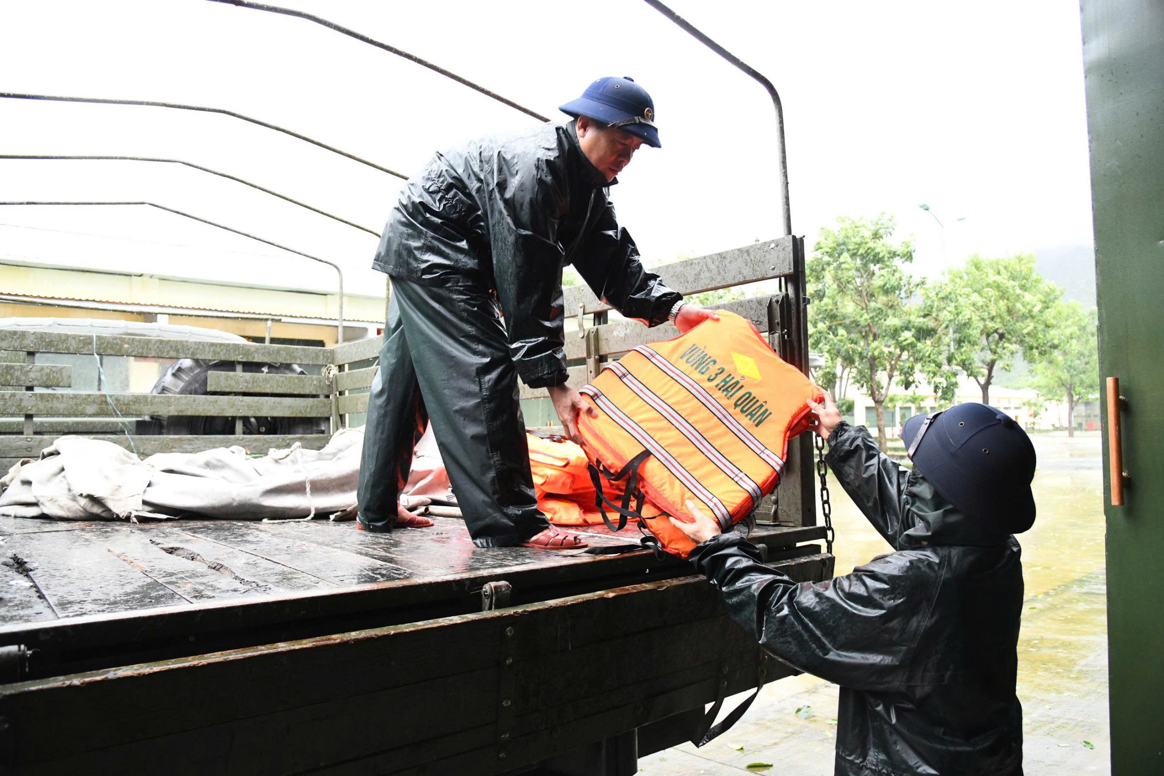 海军第三区特种水陆两用车和船只深入洪水腹地救援孤立地区居民